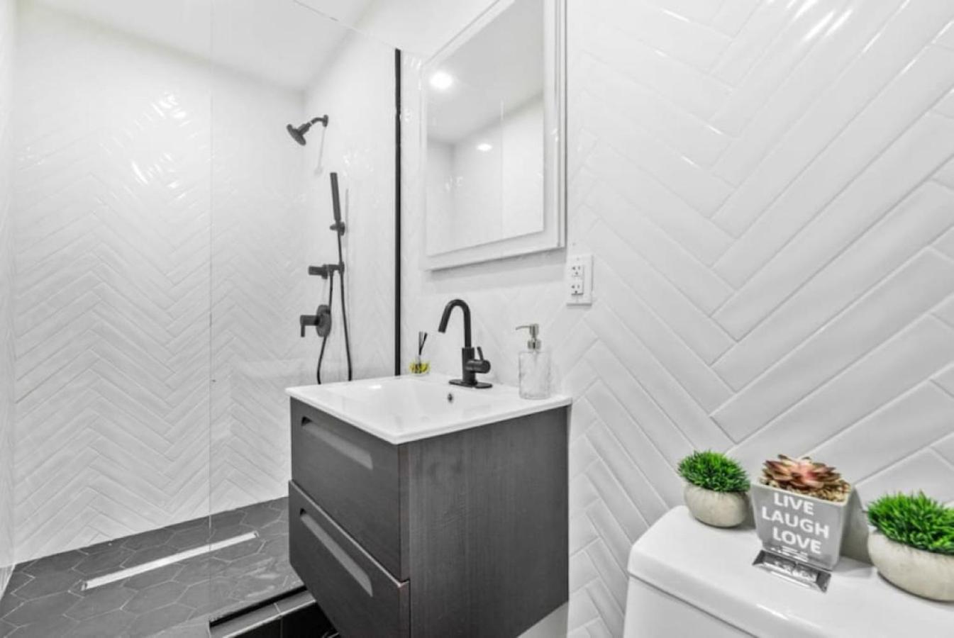 Luxe Studio With Charming Juliet Balcony Daire New York Dış mekan fotoğraf