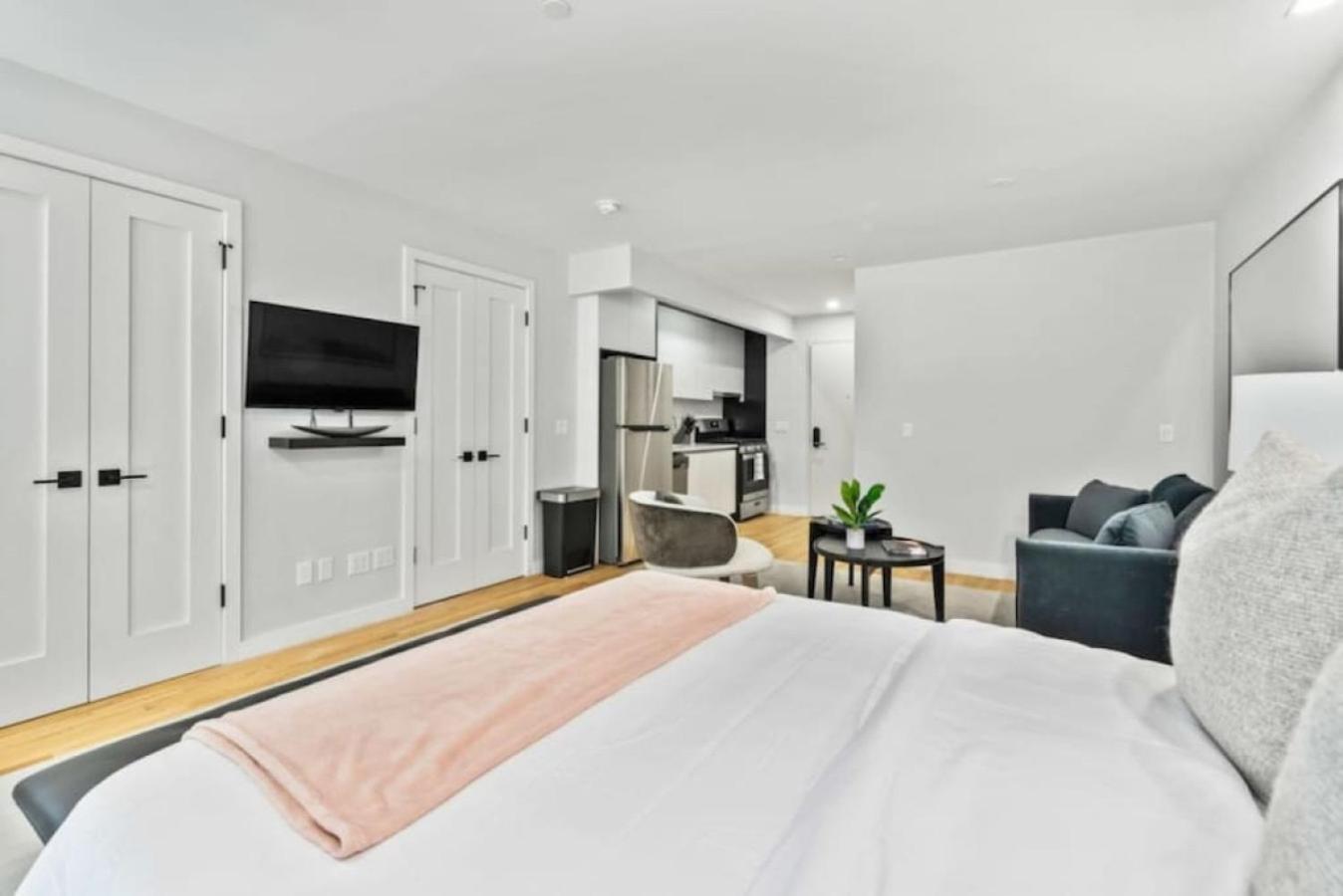 Luxe Studio With Charming Juliet Balcony Daire New York Dış mekan fotoğraf
