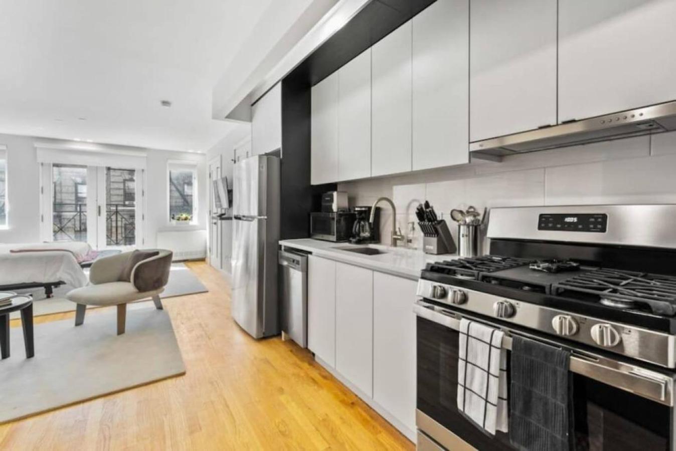 Luxe Studio With Charming Juliet Balcony Daire New York Dış mekan fotoğraf