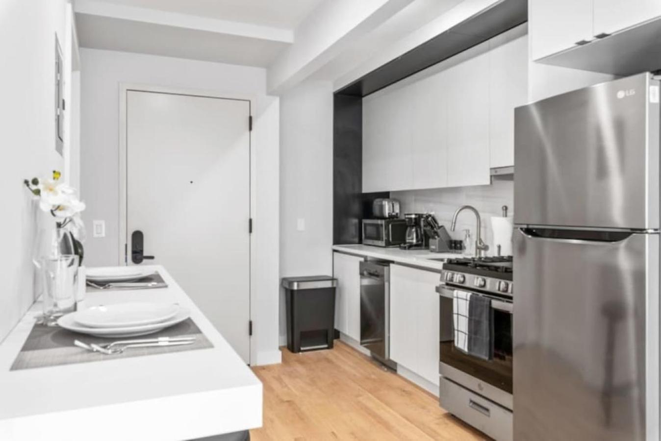 Luxe Studio With Charming Juliet Balcony Daire New York Dış mekan fotoğraf