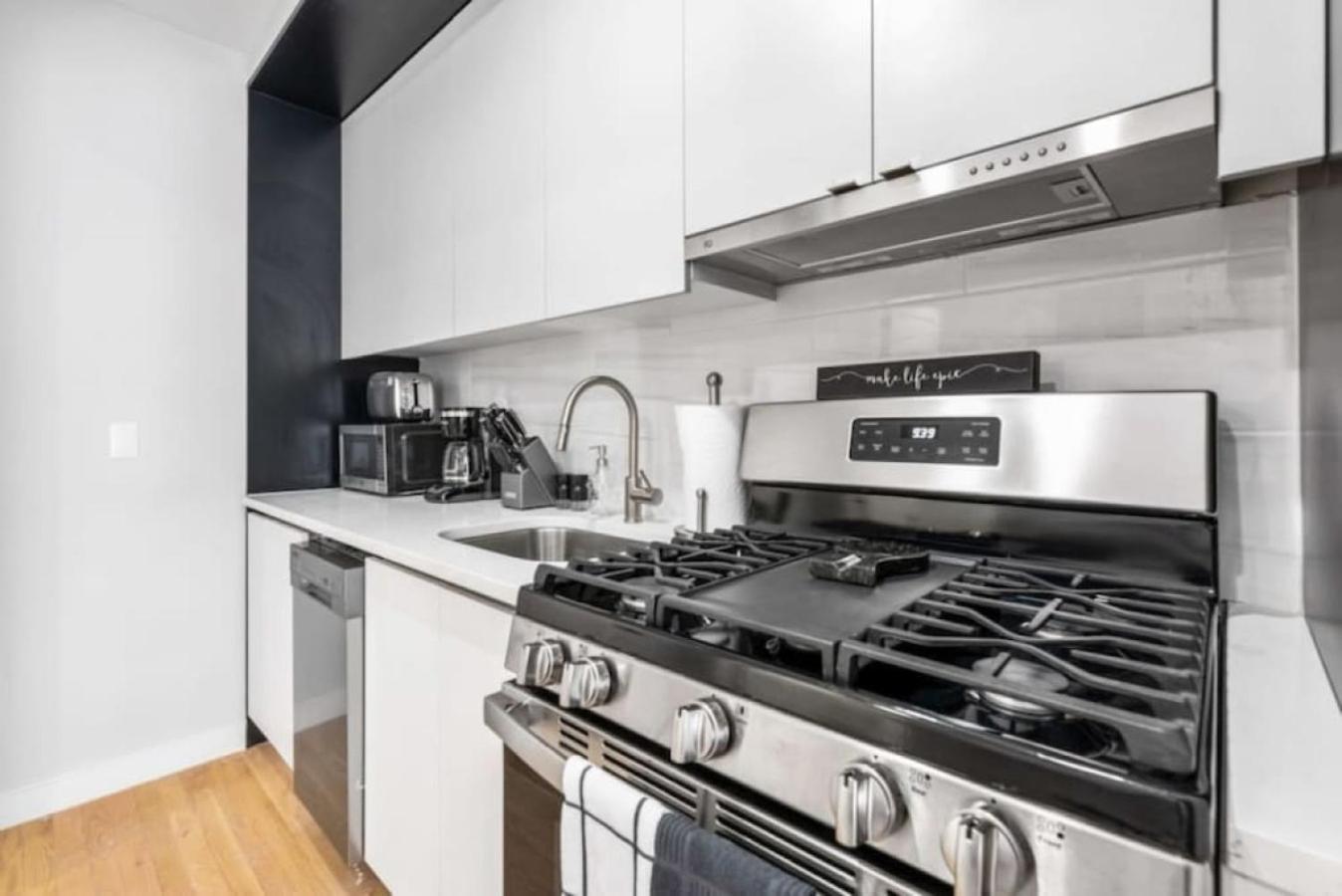 Luxe Studio With Charming Juliet Balcony Daire New York Dış mekan fotoğraf